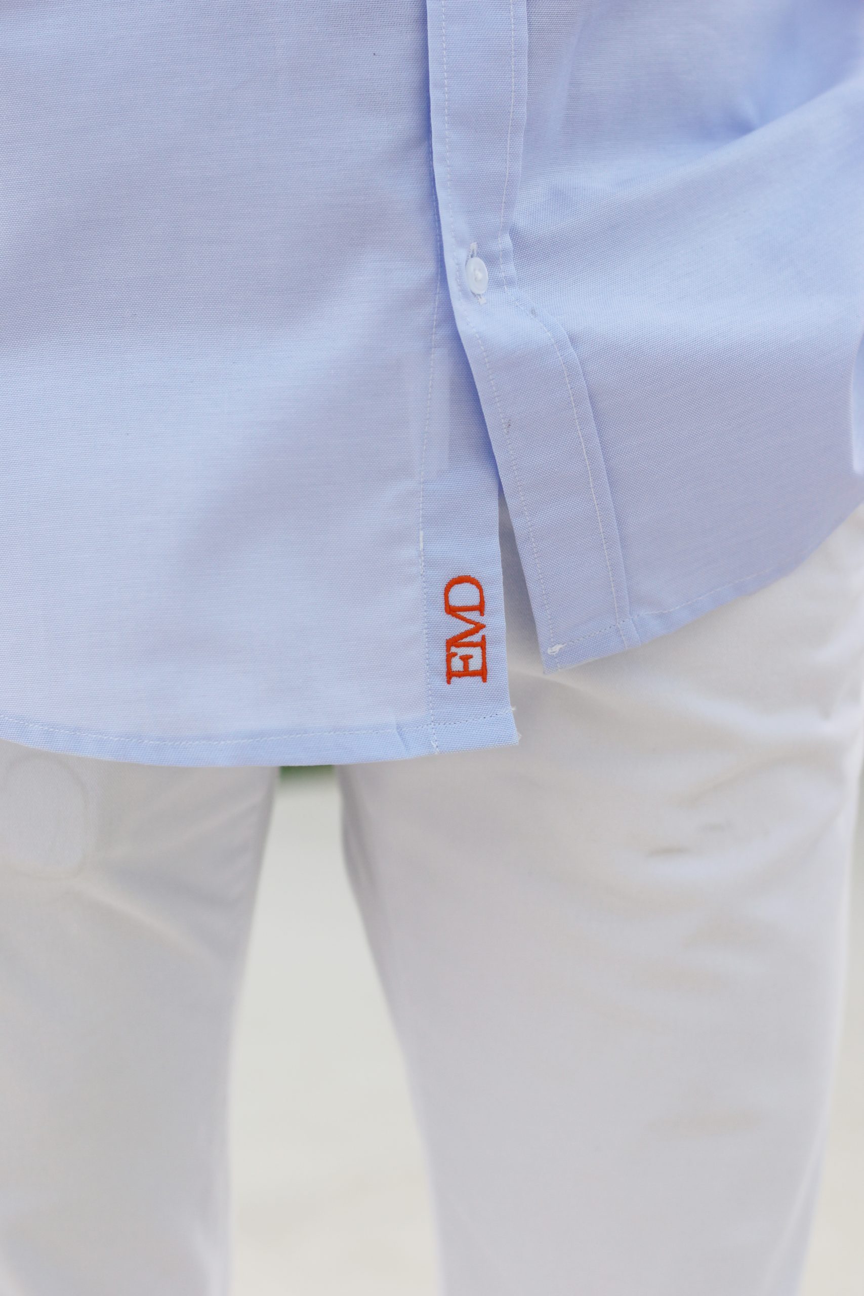CAMISA BÁSICA AZUL CELESTE TRIÁNGULO - Imagen 3