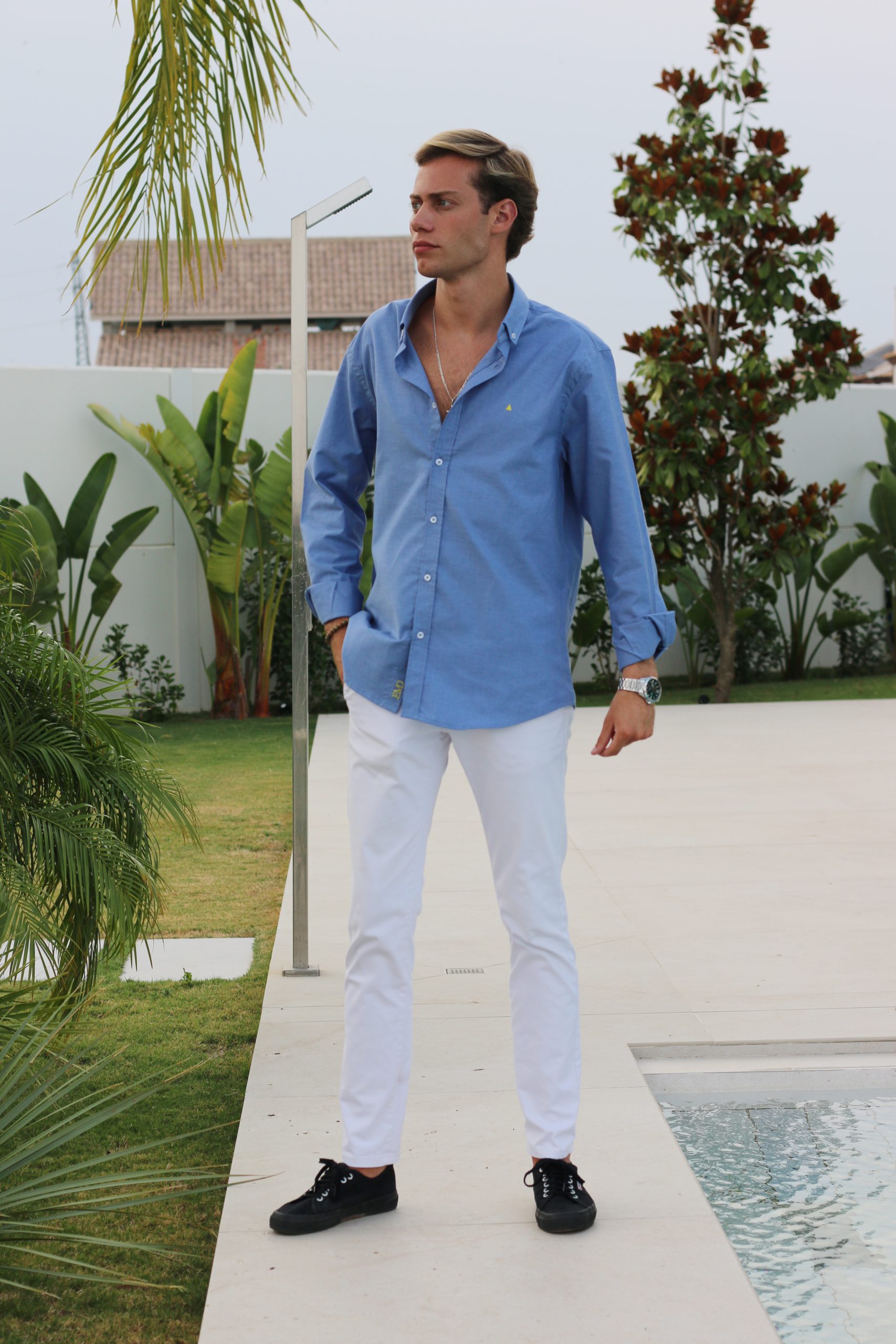 CAMISA BÁSICA AZUL TRIÁNGULO