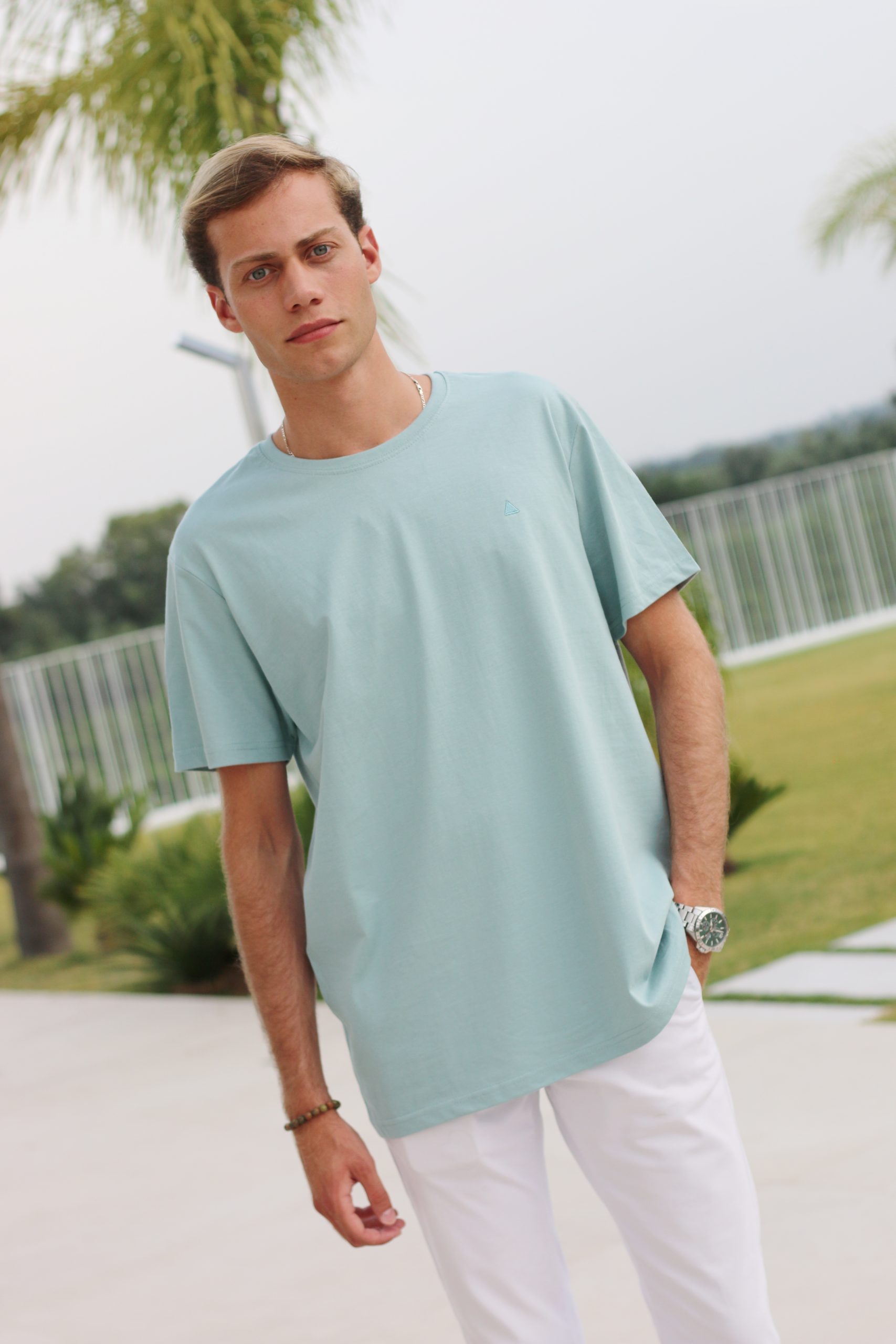 CAMISETA BÁSICA AGUAMARINA TRIÁNGULO