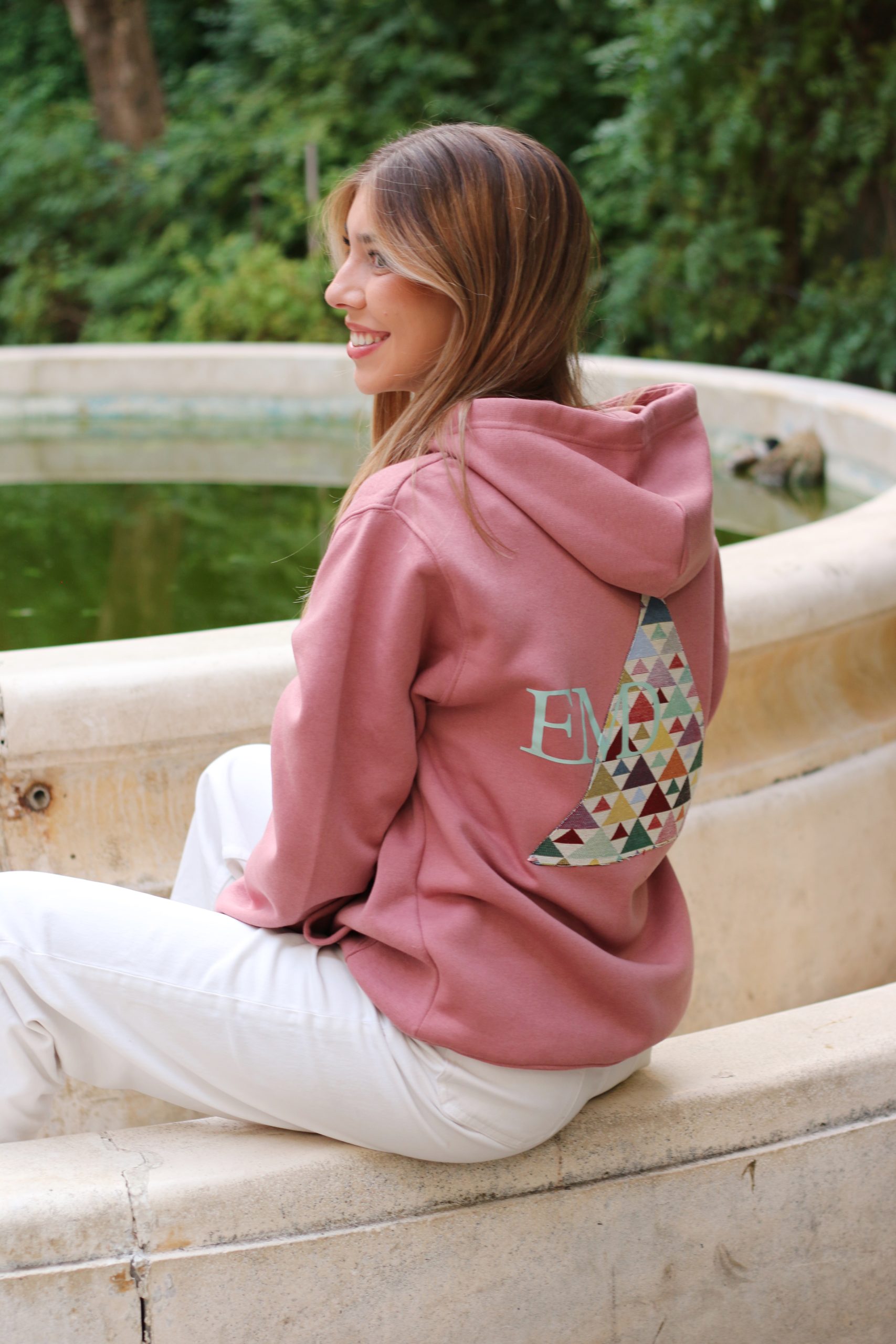 SUDADERA TRIÁNGULO CON CAPUCHA ROSA PALO - Imagen 2