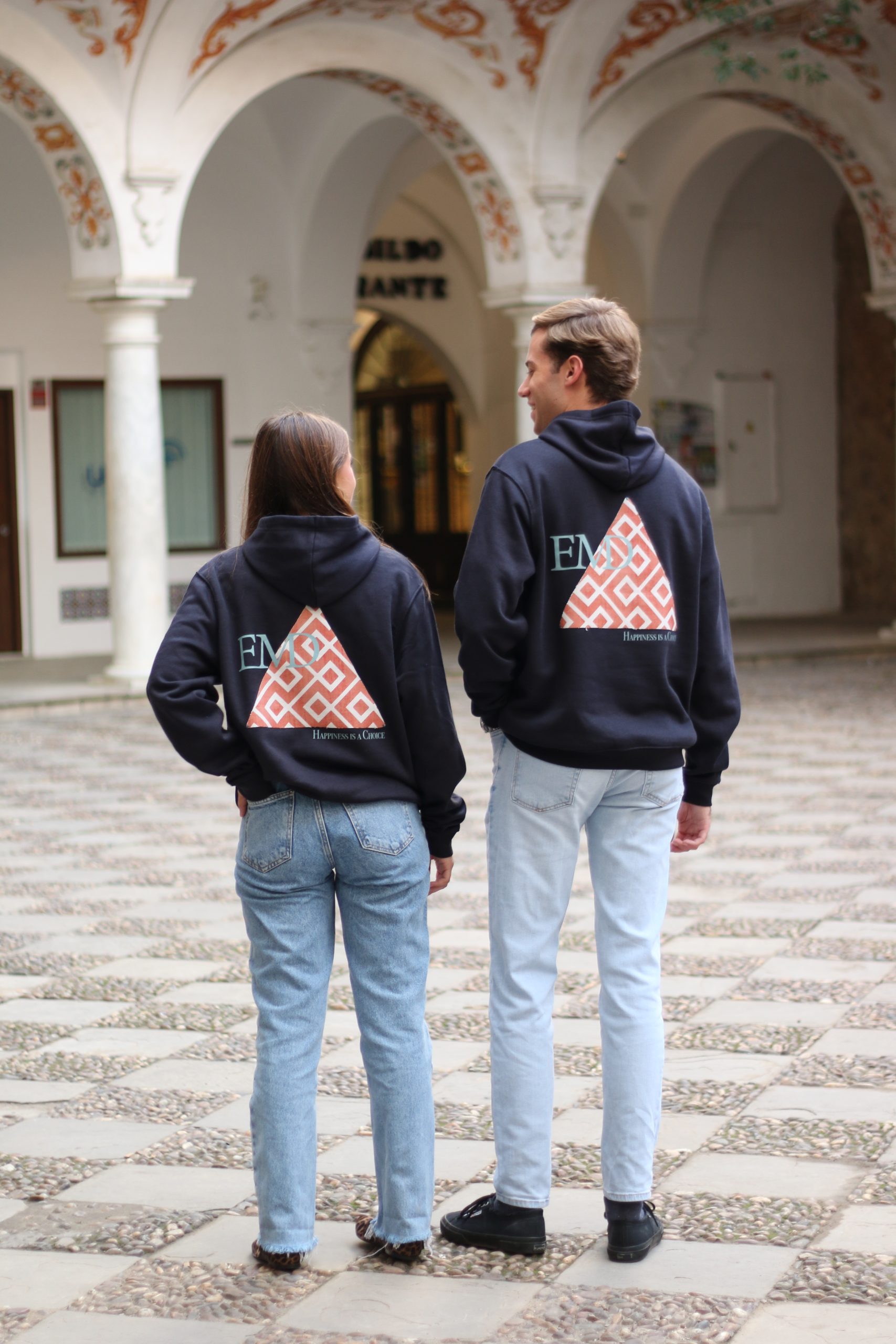 SUDADERA TRIÁNGULO CON CAPUCHA AZUL MARINO